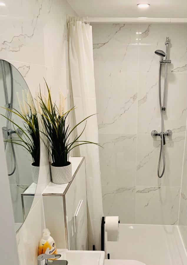 Gästehaus zur Uni Klinik Exklusives Apartment mit Küche und Badezimmer Homburg  Exterior foto